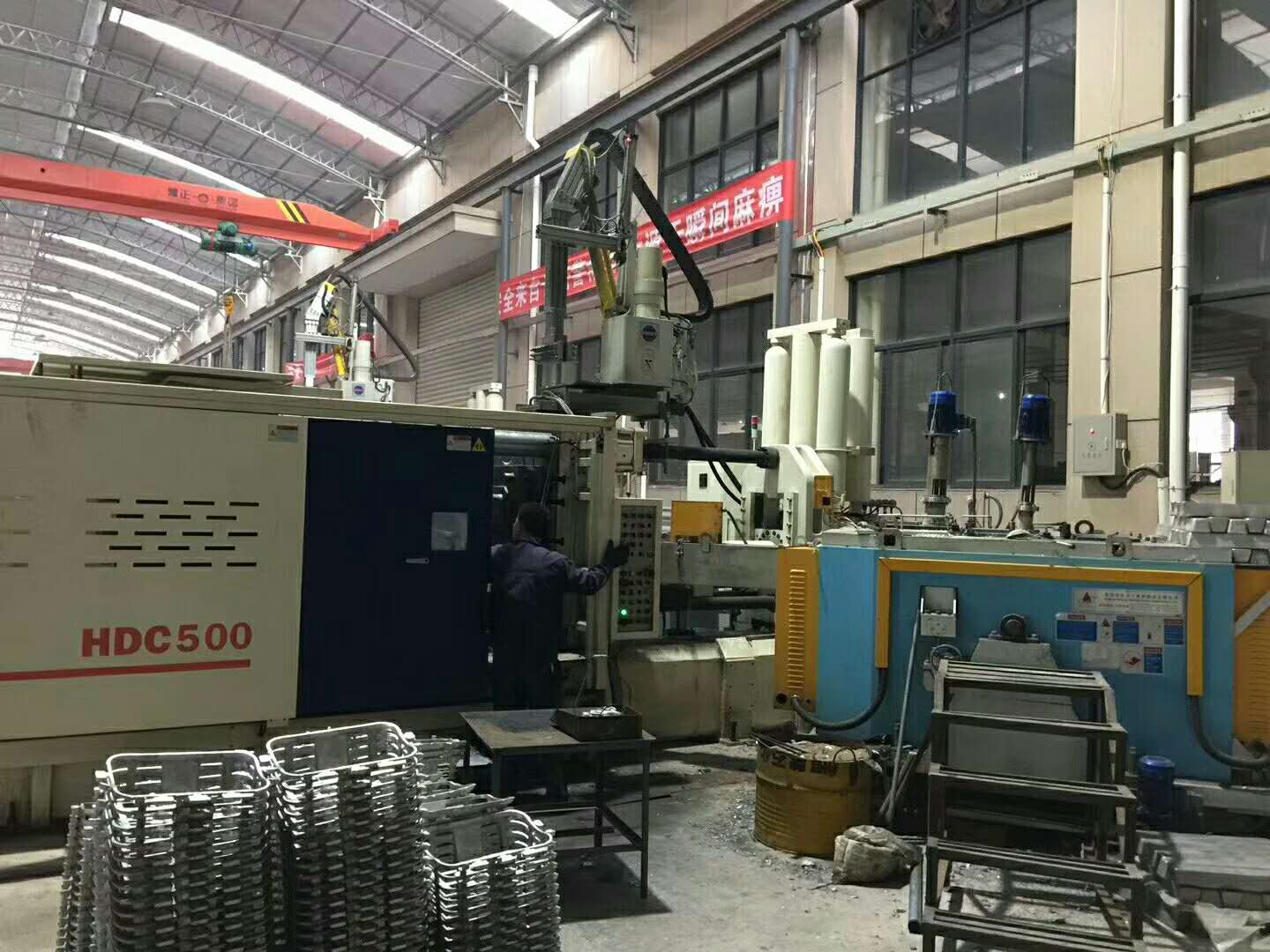 力勁壓鑄機配合鎂合金熔化爐使用現場.jpg